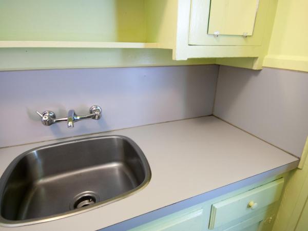 Ocean Island Inn | Backpackers | Suites : photo 5 de la chambre micro-chambre double avec lavabo (salle de bains commune)