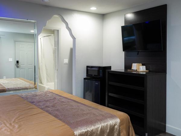 Downtowner Inns - Houston Downtown & Convention Center : photo 3 de la chambre chambre lit king-size avec baignoire spa