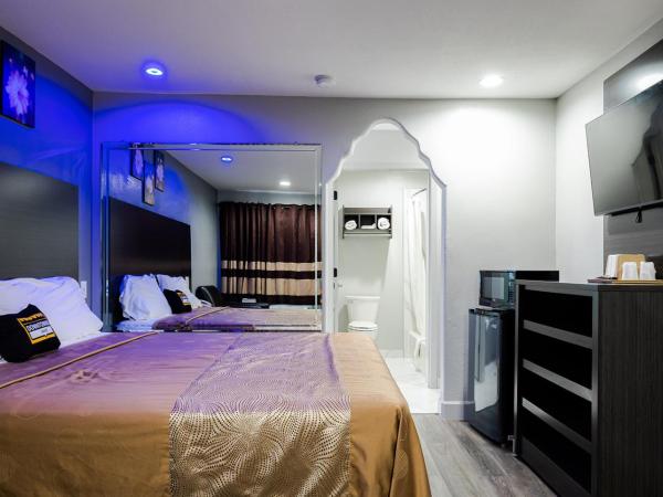 Downtowner Inns - Houston Downtown & Convention Center : photo 4 de la chambre chambre lit king-size avec baignoire spa