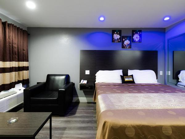 Downtowner Inns - Houston Downtown & Convention Center : photo 6 de la chambre chambre lit king-size avec baignoire spa