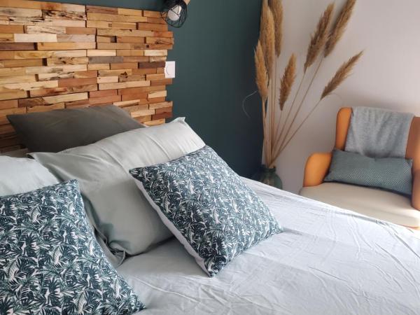 Cale 32 - Chambres d'hôtes : photo 2 de la chambre chambre familiale avec salle de bains privative