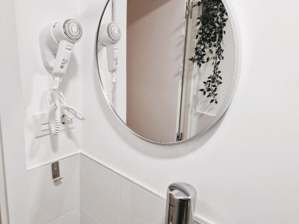 Hostal Comercial : photo 7 de la chambre petite chambre double intérieure

