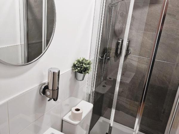 Hostal Comercial : photo 9 de la chambre petite chambre double intérieure

