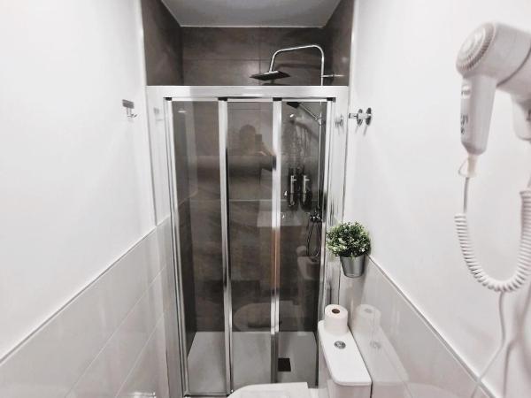 Hostal Comercial : photo 2 de la chambre petite chambre double intérieure

