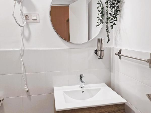 Hostal Comercial : photo 3 de la chambre petite chambre double intérieure

