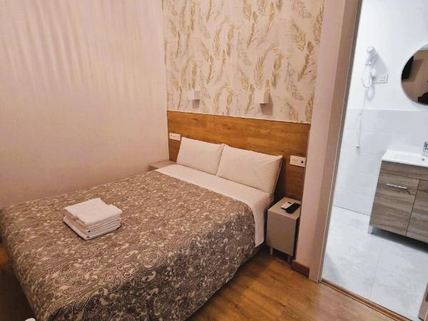 Hostal Comercial : photo 5 de la chambre petite chambre double intérieure

