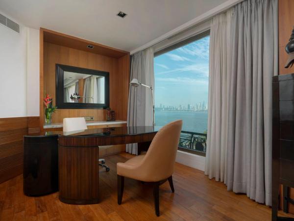 InterContinental Marine Drive Mumbai, an IHG Hotel : photo 9 de la chambre 1 king bed junior suite bay view 