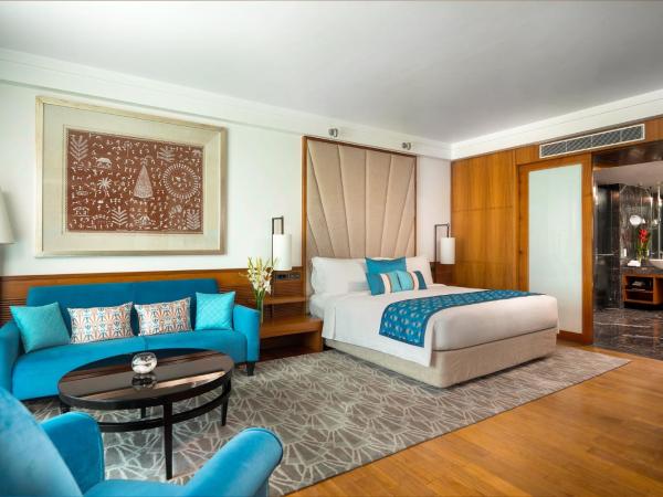 InterContinental Marine Drive Mumbai, an IHG Hotel : photo 8 de la chambre 1 king bed junior suite bay view