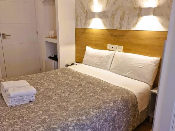 Hostal Comercial : photo 1 de la chambre chambre double extérieure