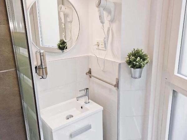 Hostal Comercial : photo 2 de la chambre chambre double extérieure