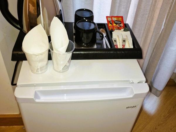 Hostal Comercial : photo 10 de la chambre chambre double extérieure