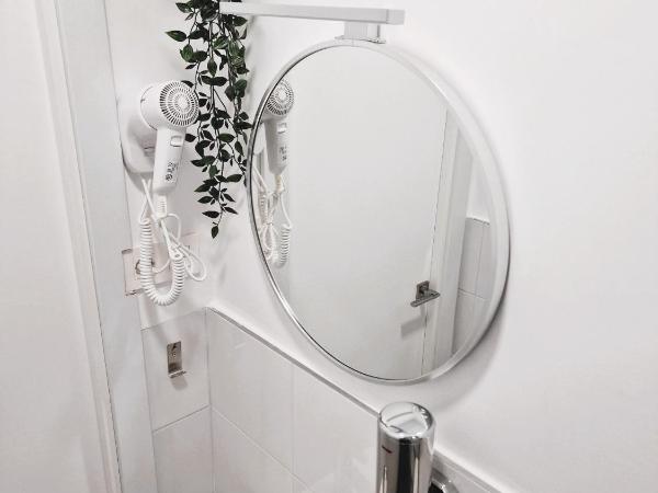 Hostal Comercial : photo 5 de la chambre chambre lits jumeaux