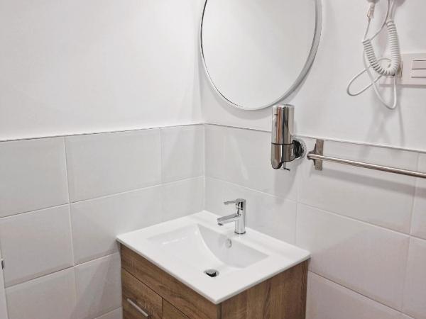 Hostal Comercial : photo 10 de la chambre chambre double avec lit d'appoint