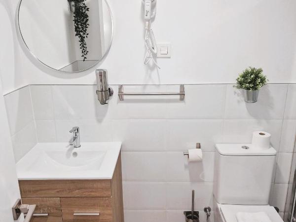 Hostal Comercial : photo 5 de la chambre chambre double avec lit d'appoint