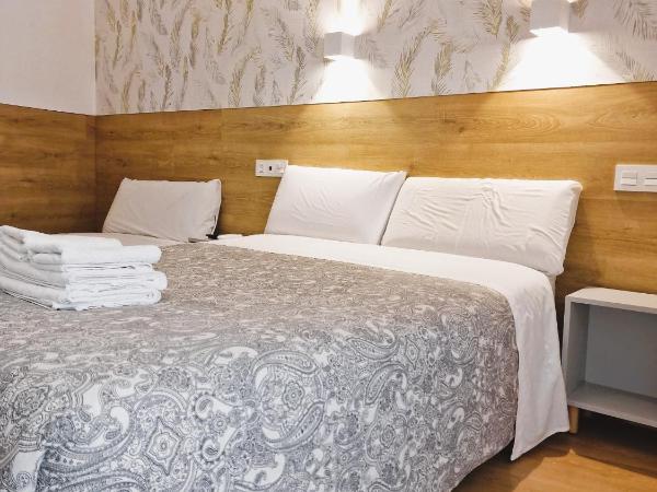 Hostal Comercial : photo 6 de la chambre chambre double avec lit d'appoint