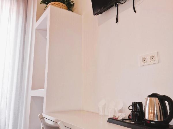 Hostal Comercial : photo 3 de la chambre chambre double avec lit d'appoint