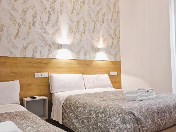 Hostal Comercial : photo 2 de la chambre chambre double avec lit d'appoint