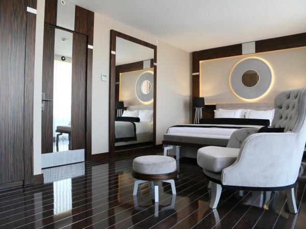 Ramada Hotel & Suites by Wyndham Istanbul- Sisli : photo 2 de la chambre chambre supérieure avec terrasse