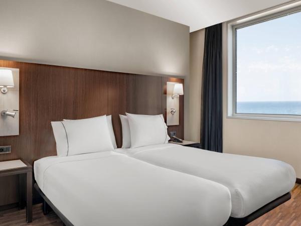 AC Hotel Barcelona Fórum by Marriott : photo 1 de la chambre suite junior familiale avec lits jumeaux et canapé-lit