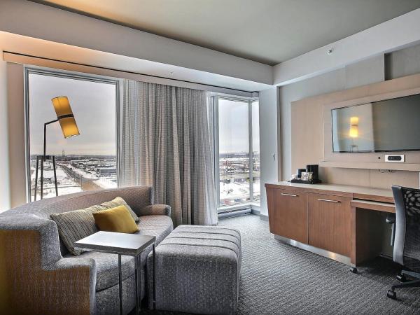 Courtyard by Marriott Quebec City : photo 1 de la chambre chambre lit king-size avec canapé-lit