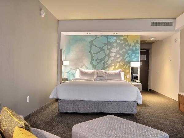 Courtyard by Marriott Quebec City : photo 2 de la chambre chambre lit king-size supérieure avec canapé-lit