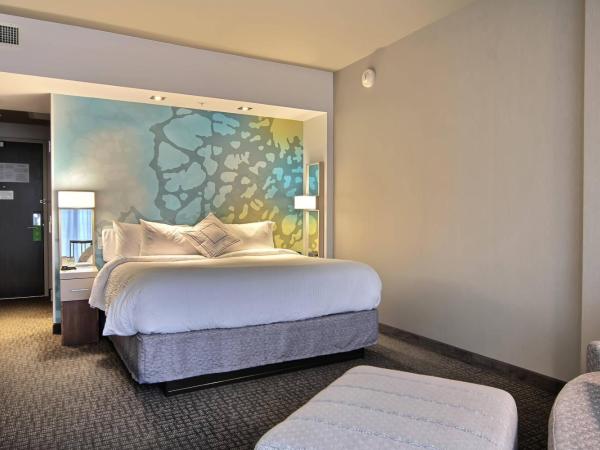 Courtyard by Marriott Quebec City : photo 3 de la chambre chambre lit king-size avec canapé-lit