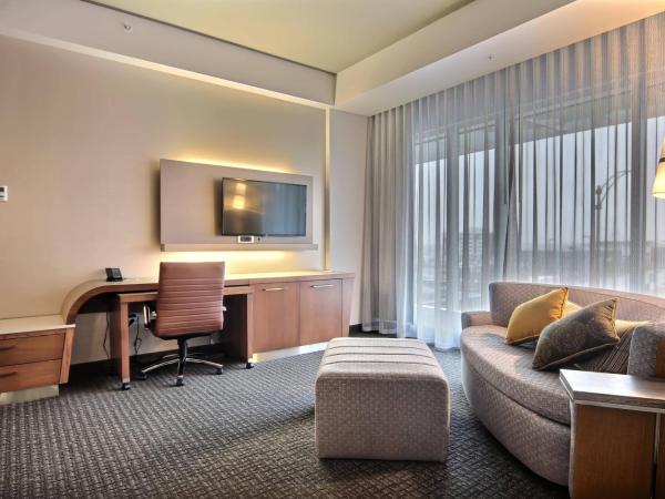 Courtyard by Marriott Quebec City : photo 4 de la chambre chambre lit king-size avec canapé-lit