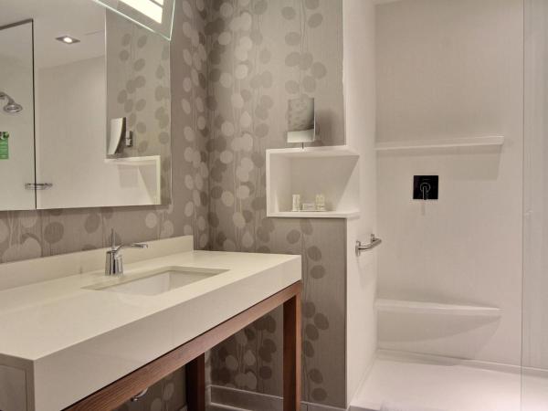 Courtyard by Marriott Quebec City : photo 3 de la chambre chambre lit king-size