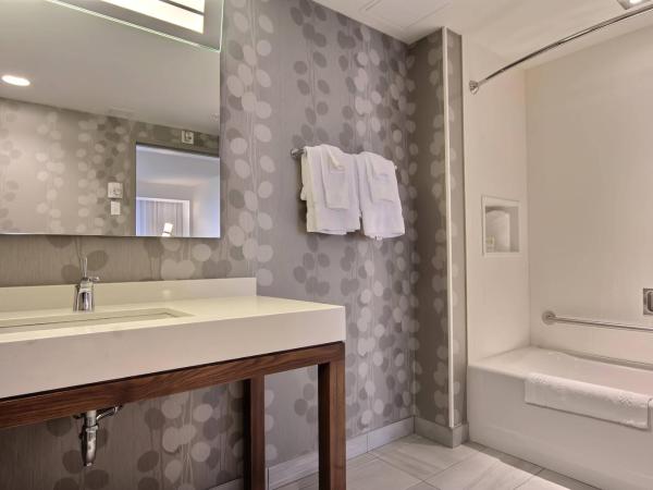 Courtyard by Marriott Quebec City : photo 5 de la chambre chambre lit king-size avec canapé-lit