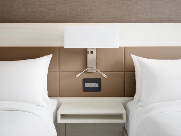 AC Hotel By Marriott Dallas By The Galleria : photo 2 de la chambre chambre avec 2 grands lits queen-size 