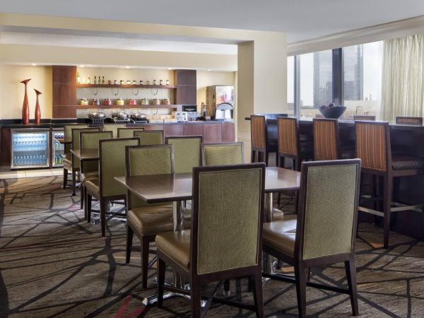 Houston Marriott West Loop by The Galleria : photo 5 de la chambre concierge level guest room, king bed