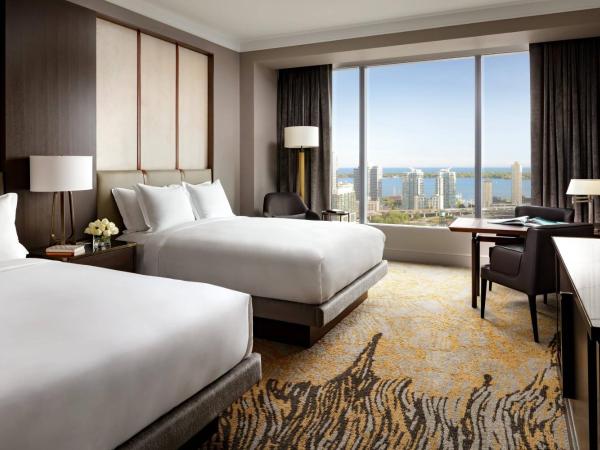The Ritz-Carlton, Toronto : photo 1 de la chambre chambre 2 lits queen-size avec accès au salon club - vue sur lac ontario