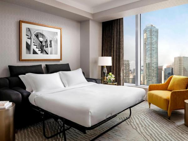 The Ritz-Carlton, Toronto : photo 5 de la chambre suite d'angle 1 lit king-size avec salon et canapé-lit - accès au salon club - vue sur ville