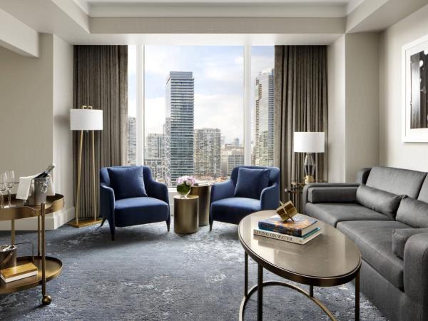The Ritz-Carlton, Toronto : photo 2 de la chambre suite d'angle 1 chambre 1 lit king-size avec salon et canapé-lit