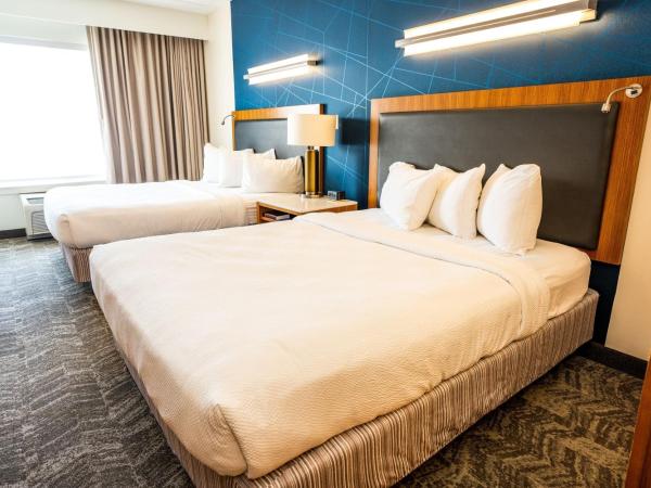 Springhill Suites by Marriott San Antonio Alamo Plaza/Convention Center : photo 2 de la chambre suite avec 2 lits queen-size et canapé-lit