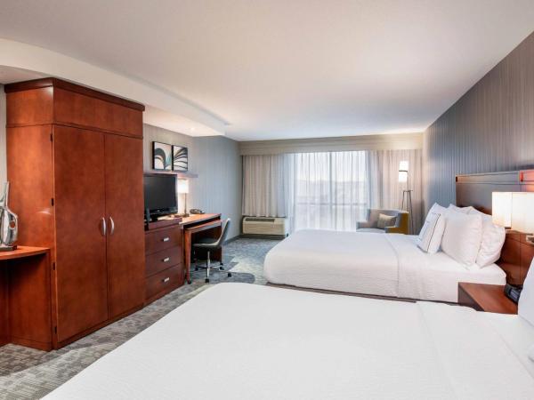Courtyard by Marriott Edmonton West : photo 1 de la chambre chambre lit queen-size plus spacieuse avec 2 lits queen-size
