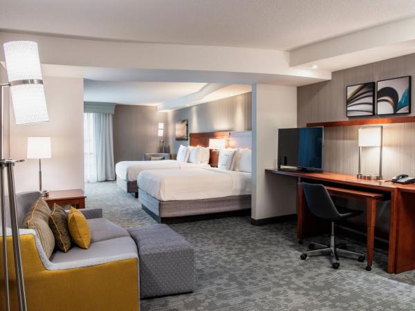 Courtyard by Marriott Edmonton West : photo 1 de la chambre larger queen room with two queen beds & sofabed