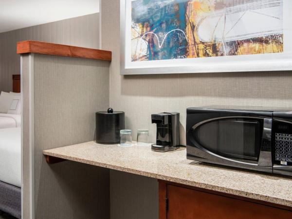 Courtyard by Marriott Edmonton West : photo 2 de la chambre chambre lit queen-size plus spacieuse avec 2 lits queen-size