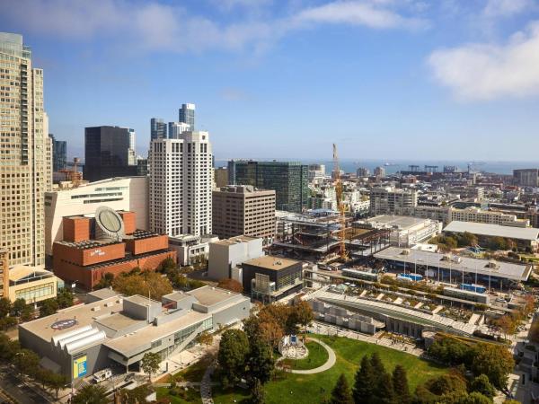 San Francisco Marriott Marquis Union Square : photo 6 de la chambre suite 3 baie hospitalit avec lit king-size - vue sur ville