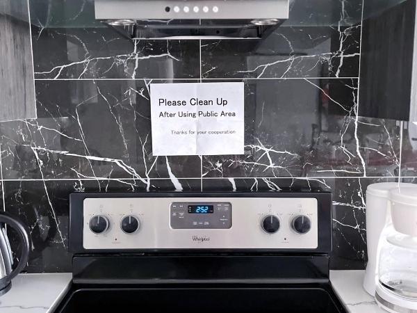 Calgary Elegant Best Garden Suite Close LRT&UC& Free Parking : photo 6 de la chambre villa - vue sur jardin