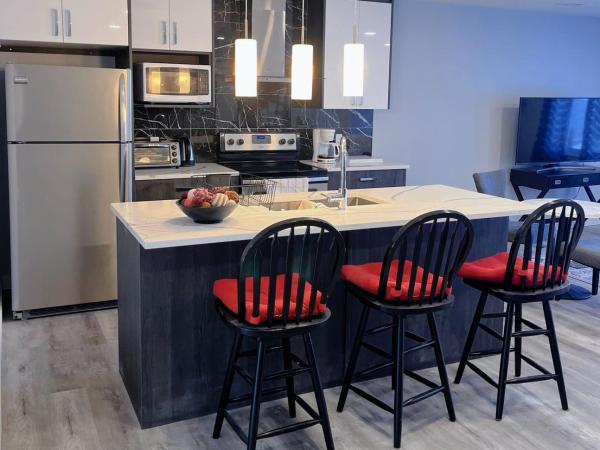 Calgary Elegant Best Garden Suite Close LRT&UC& Free Parking : photo 3 de la chambre chambre double