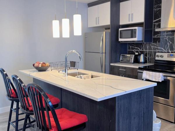 Calgary Elegant Best Garden Suite Close LRT&UC& Free Parking : photo 9 de la chambre villa - vue sur jardin