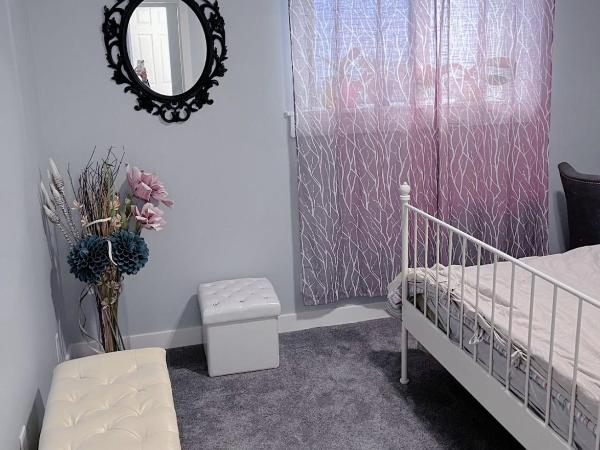 Calgary Elegant Best Garden Suite Close LRT&UC& Free Parking : photo 9 de la chambre chambre double