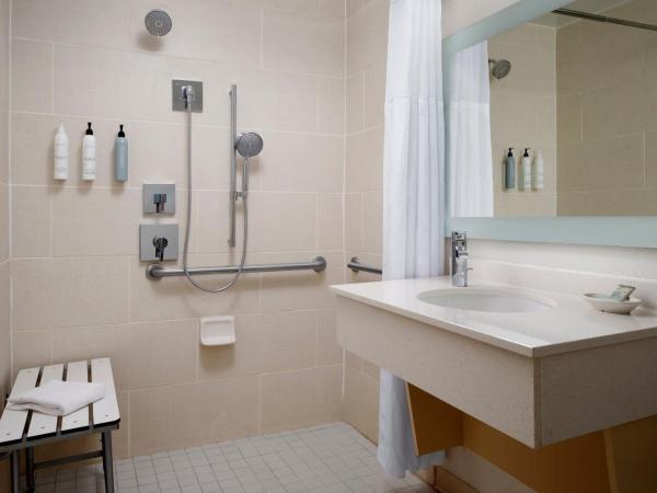 SpringHill Suites Austin South : photo 6 de la chambre suite double avec canapé-lit