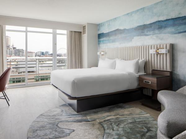 Seattle Marriott Waterfront : photo 1 de la chambre chambre king avec vue partielle sur l'eau