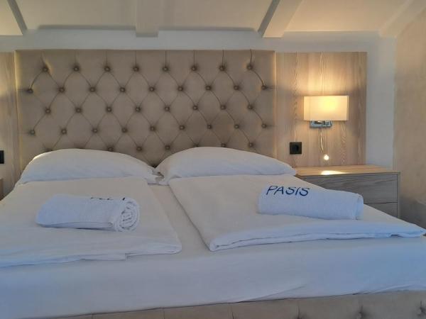 Villa Pasis : photo 3 de la chambre chambre double avec balcon mansardée