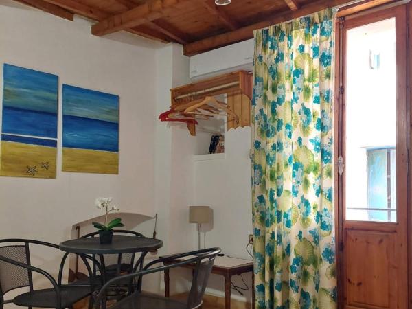 Guesthouse Chryssoula : photo 6 de la chambre chambre lits jumeaux avec balcon