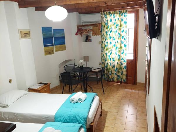 Guesthouse Chryssoula : photo 8 de la chambre chambre lits jumeaux avec balcon