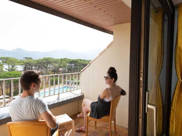Village Club Miléade Calvi : photo 1 de la chambre chambre triple - vue sur la piscine