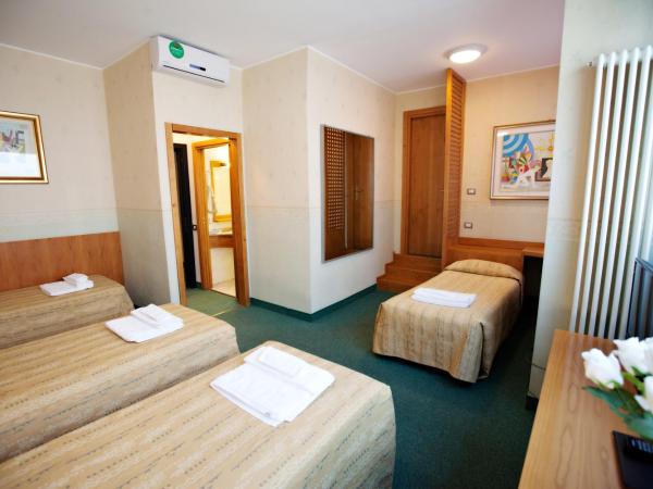 Hotel Dei Fiori : photo 3 de la chambre chambre quadruple avec douche